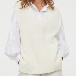 Stickad väst - Intressekoll på min nya stickade väst från hm, helt slutsåld överallt! Endast testad, lappen sitter fortfarande kvar. Säljer för den var förstor för mig. Skriv gärna om ni har några frågor, budet ligger på 200kr💕