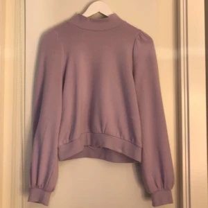 Lila tröja från Monki  - Tröja från Monki med krage(som går att vika ner som på bild 2), knappt använd💜köpare står för frakt 