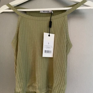 Linne från NA-KD - Superfint grönt linne från NA-KD. Det är ribbat och har en bra passform. Aldrig använt💖