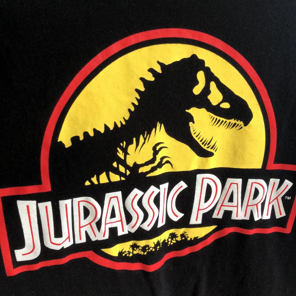 jurassic park graphic shirt köpt i h&m, i perfekt skick, aldrig använd !. Skjortor.