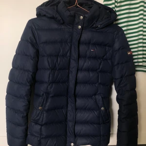 Tommy Hilfiger Jacka - Varm dunjacka från Tommy Hilfiger, bra skick!🤍 Bud om många är intresserade!