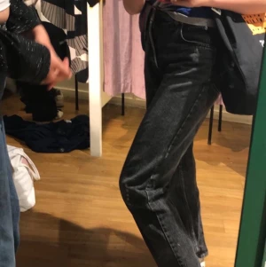 svarta mom jeans str 164 - väl använda jeans men fortfarande bra skick. köpta på humana :) pris kan diskuteras!