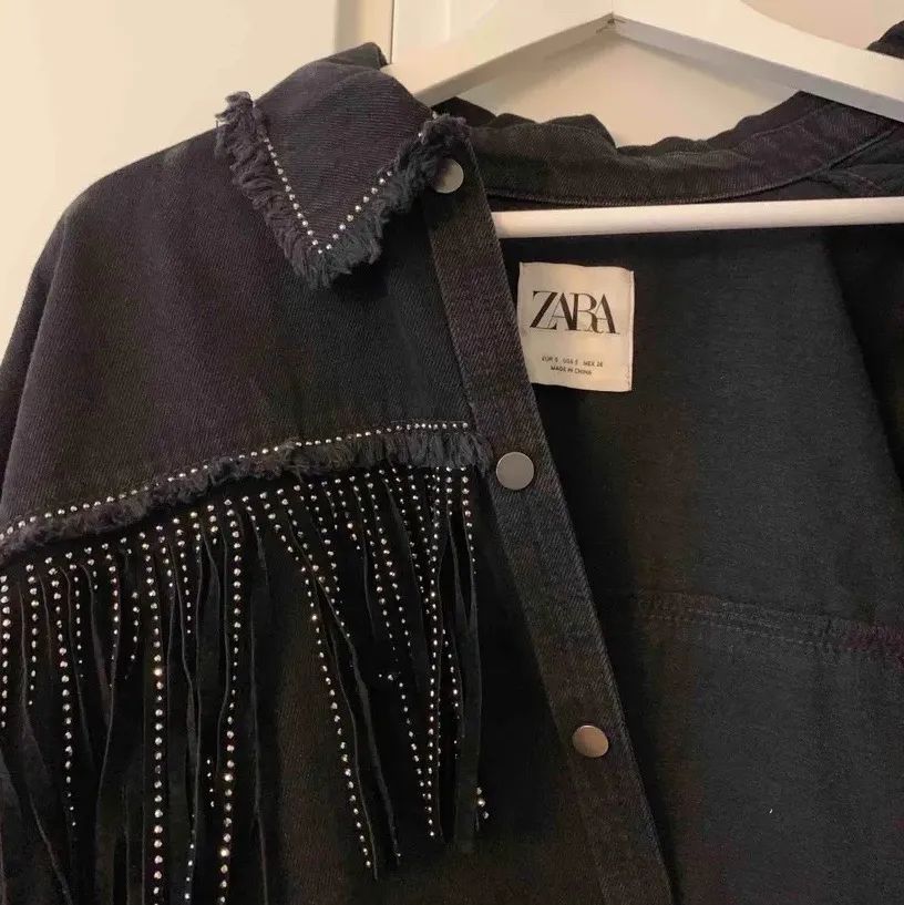 Någon som är sugen på denna jacka från Zara? Storlek S. Inte mycket använd och är fin i skicket. Säljs för 150 inklusive frakt!❤️. Jackor.