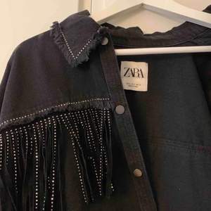 Någon som är sugen på denna jacka från Zara? Storlek S. Inte mycket använd och är fin i skicket. Säljs för 150 inklusive frakt!❤️