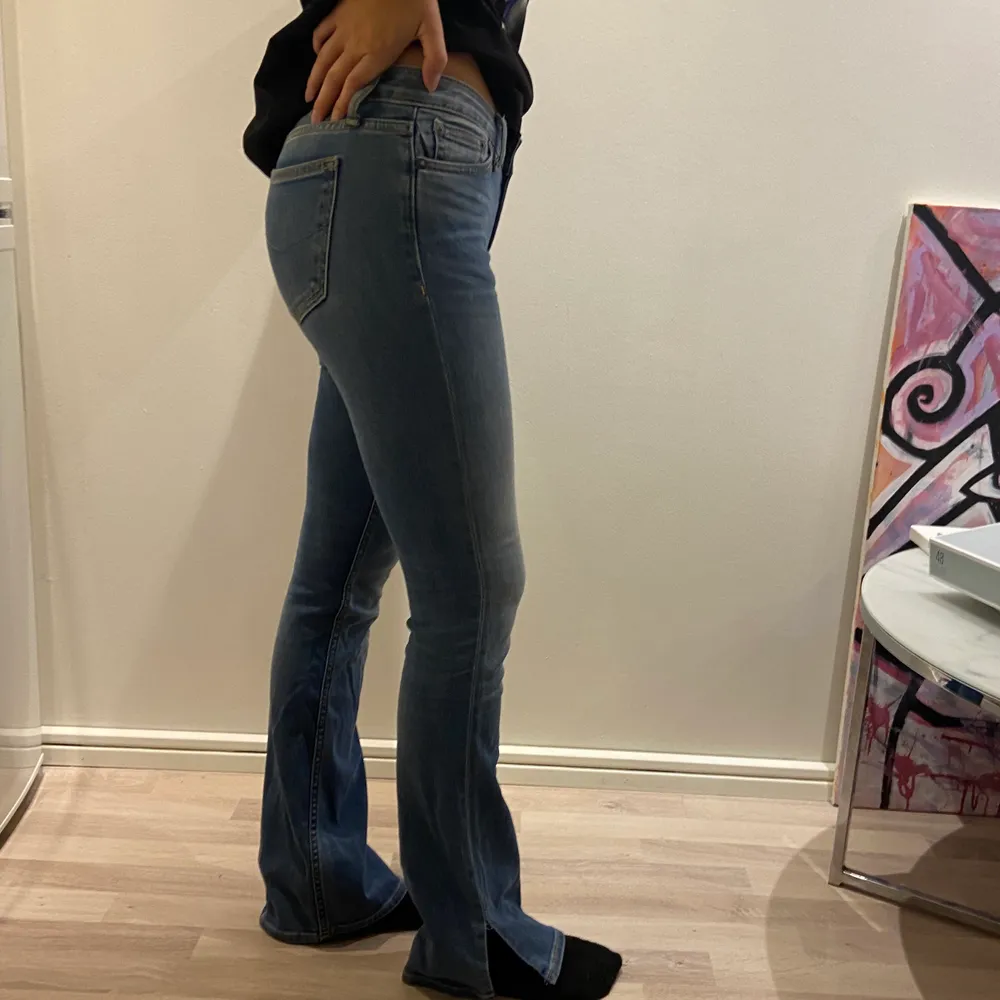 Blåa bootcutjeans från crocker, använda ett fårtarm gånger. Stl w25 l31, passar 34 eller en liten 36a. Är 162 cm. Kan mötas upp i Västerås annars står köparen för frakten. . Jeans & Byxor.