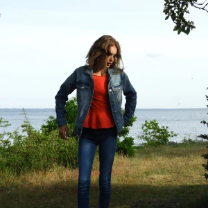 Jeans jacka - Jättefin jeans jacka, använd fåtal ggr pågrund av att det inte är min stil längre. Storlek 36/S.