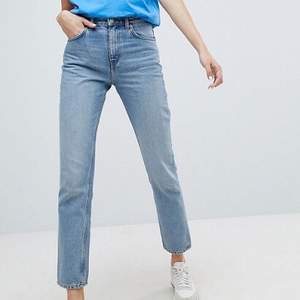 Blåa Weekday jeans i modellen ”seattle” och strl 24/30. Kanmötas upp i sthlm annars står köparen för frakt!