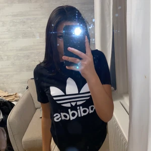 Adidas t-Shirt storlek Xs - Adidas t-Shirt storlek xs. Den är i ny skick endast testad