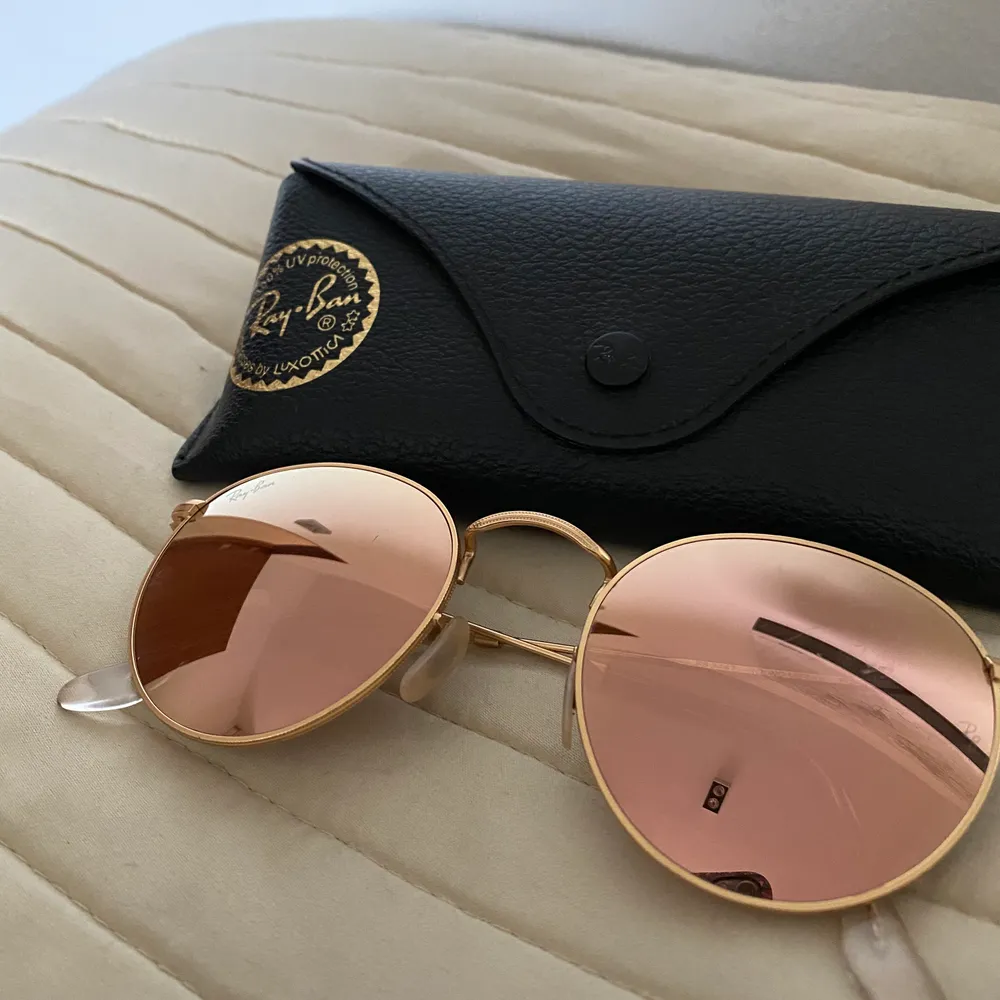 Ray-ban solglasögon i perfekt skick, knappt använda. Färgen på linsen är rosa/koppar & bågarna är guld. Modellen heter Rayban Round Metal flash lense pink. Nypris ca 1600kr😊. Accessoarer.