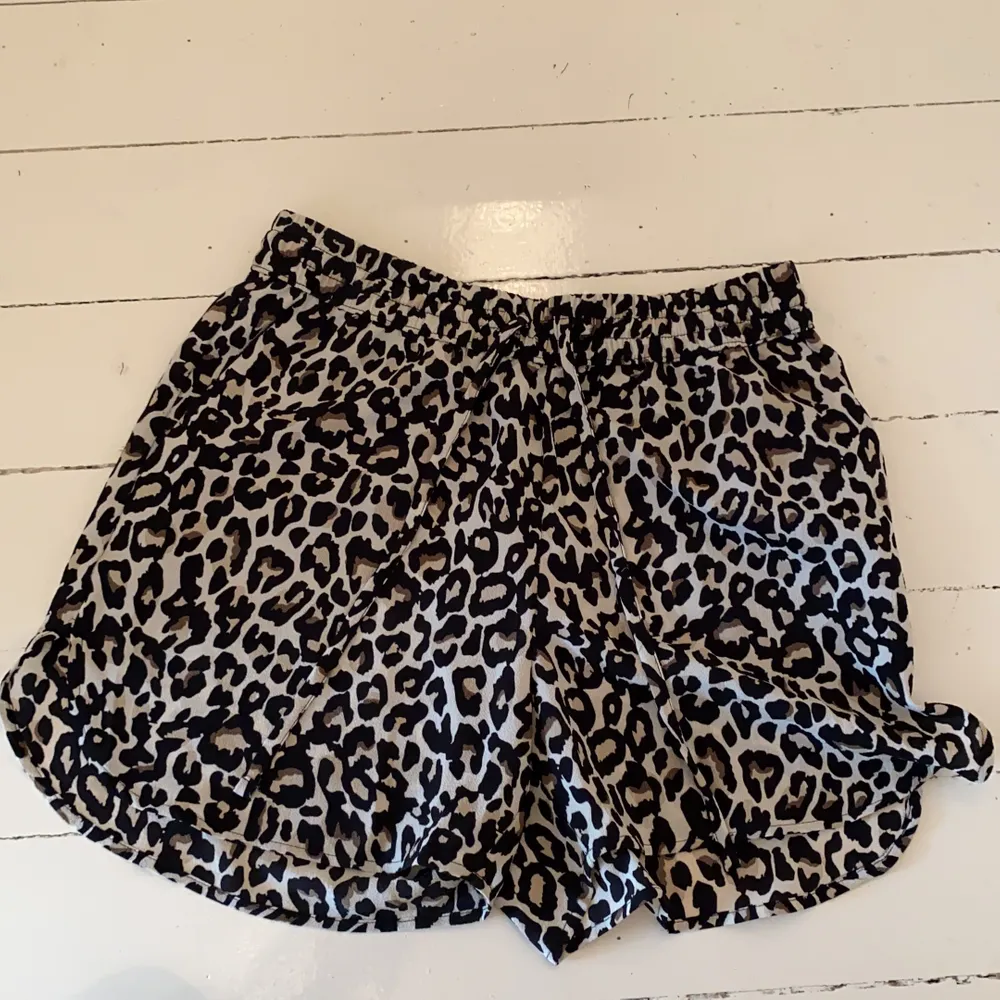 Sköna leopard shorts med resor och knyt i midjan. Från märket vero moda. Strl S. Shorts.