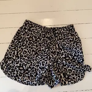 Sköna leopard shorts med resor och knyt i midjan. Från märket vero moda. Strl S
