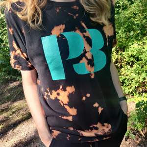 En bleach dyed t-shirt med P3-tryck i storlek M-L. Fraktkostnad på 42kr tillkommer. ✨