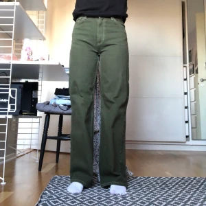 Yoko jeans monki  - Wide leg jeans från monki i modellen Yoko (nypris 400kr). Superfin grön färg som passar perfekt nu till hösten. Köpta förra hösten och bra skick. Frakt 79kr 💚 (säljer även samma modell fast orangea) 