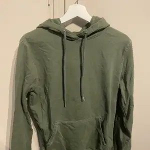 Grön hoodie från lager 157. Knappt använd. I strl S. 