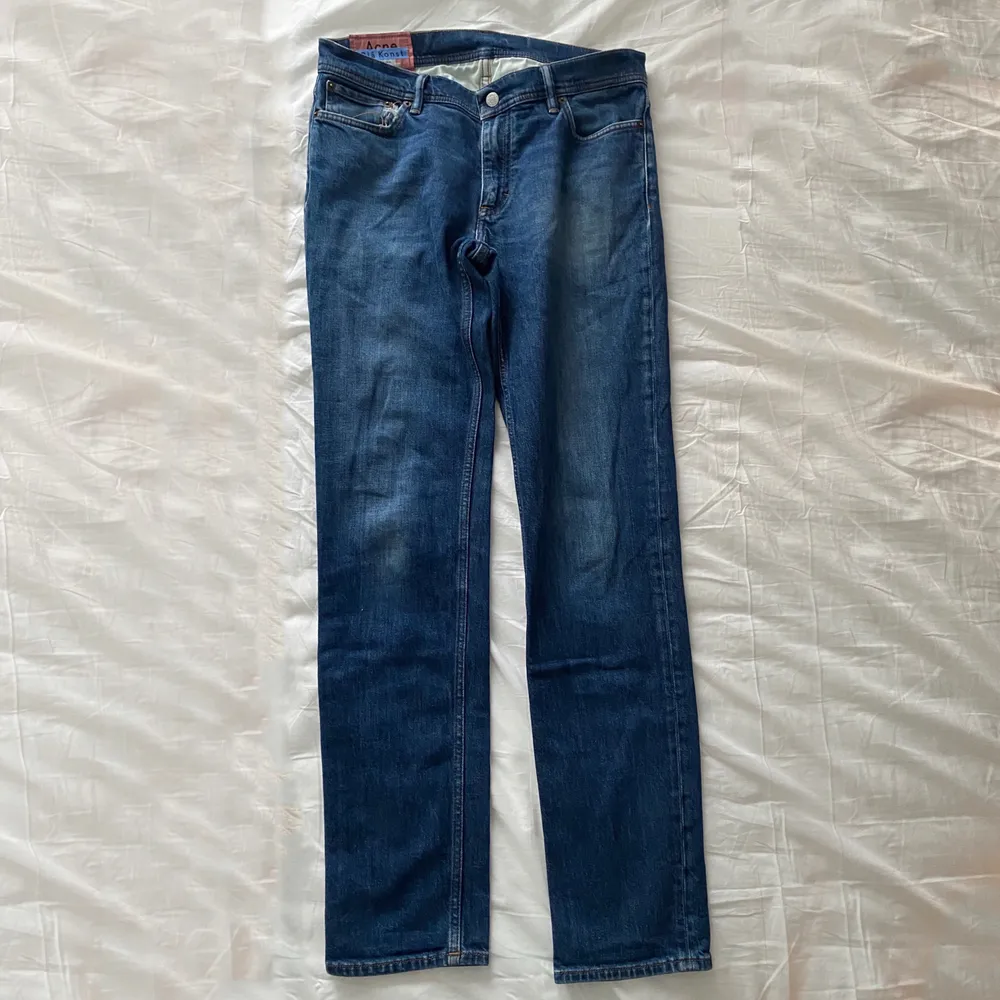 Säljer mina Acne jeans! Storlek: 34/32  Nypris: 2400. Skriv ifall du är intresserad.  🌏 . Jeans & Byxor.