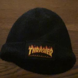 Thrasher mössa - Thrasher mössa som är lite smutsig men kommer att tvättas innan frakt. Köparen betalar frakt eller meetup i Stockholm. Frakt 24kr. Pris kan diskuteras.