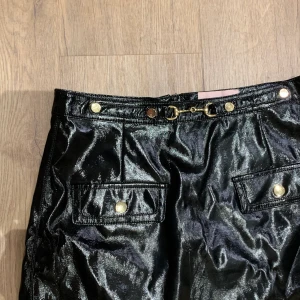 Kjol ELSA HOSK BIKBOK - Svart skinnkjol från Elsa Hosks kollektion för BikBok i storlek S. Knappt använd.✨ köparen står för eventuell frakt.☺️