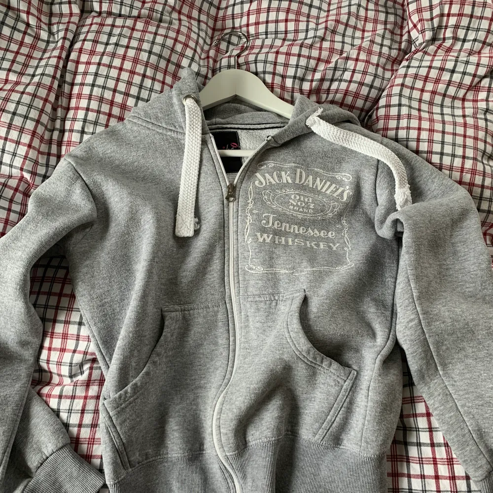 Grå zip hoodie med tryck storlek M💖köparen står för frakt på 63kr eller så möts jag i Stockholm. Hoodies.