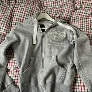 Grå zip hoodie med tryck storlek M💖köparen står för frakt på 63kr eller så möts jag i Stockholm