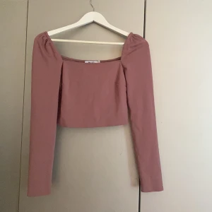 Tröja från NA-KD - Superfin lite mörkare rosa tröja från NA-KD. Aldrig använd