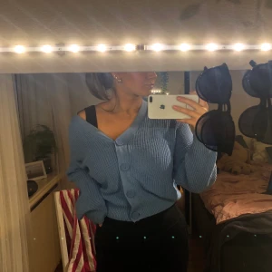 blå kofta - frakt ingår i pris! suuuperfin och gosig ljusblå kofta. säljes pga använder inte. använd endast 2 gånger. 