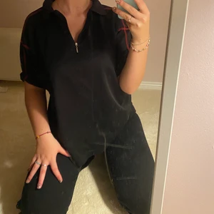 Sip-Up tröja  - Svart Sip-Up tröja med röda sömmar! Så fin och unik🌸 Shoppad second hand! 