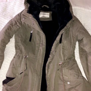 Fodrad jacka - Fodrad militärgrön jacka, lite längre.  Fodrad så perfekt höstjacka. Ena fickan är lite sprucken, inget man tänker på men därav priset!