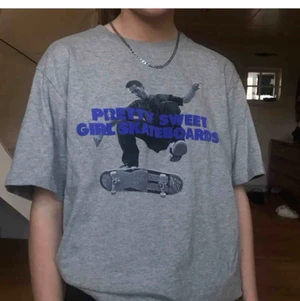 T-shirt - Ball T-shirt från UNIQLO som inte längre går att köpa. Knappt använd, dvs väldigt bra skick! Frakt står köparen för💞