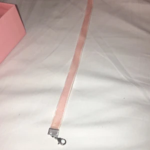 Chocker - Fin sammet halsband🌸 (Skriv för fler bilder, kunden står för frakten som summan varierar beroende på varans vikt) 