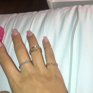 Ringar  - Ringar i både guld och silver. ⭐️Säljs alla tillsammans men även var försig. (Inte äkta guld eller silver)🍃 (Skriv för fler bilder, kunden står för frakten som summan varierar beroende på varans vikt) 