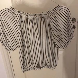 Tröja - En offsholuder tröja, svart & vit. 🌺 (Skriv för fler bilder, kunden står för frakten som summan varierar beroende på plaggens vikt) 