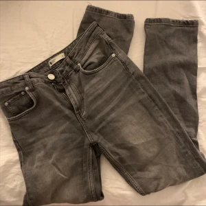 Gråa momjeans! - Snygga gråa jeans, ska inte sitta tajt men jag har växt ur dom. Är 1,60 lång. 100kr +frakt❣️