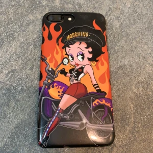 Moschino  - Köpt i orginalbutiken i New York. Lite skadad på sidan som ni ser. Fri frakt