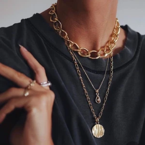 2 stycken guldhalsband halsband armband  - 2 stycken guld kedjor kedja halsband från NA-KD💚 20kr/st + frakt 