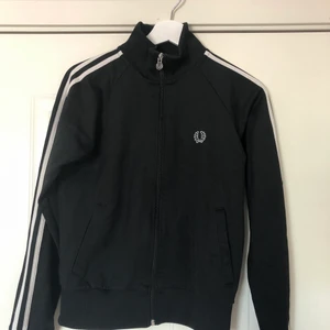 Ascool Fred Perry tröja! - En supercool fred perry tröja som passar till allt! Köparen står för frakt men om du bor i göteborg möts jag gärna upp!:)))