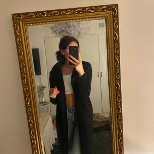 Chiquelle - Teddy kappa i storlek S, färgen är svart. Aldrig andvänd. Jag är 173cm lång och jackan slutar vid knävecken. Nypris 899kr