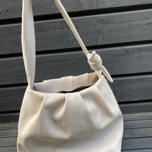 Väska - Jättefin rymlig beige väska! Sparsamt använd💞💞 frakt står köparen för💖