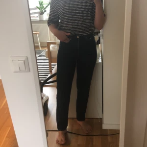 Jeans  - (Mom) Jeans från Weekday i modellen Lash. Säljes för 50kr  (ord.pris 500kr). Storlek: 26/30. I nytt skick. Färg: mörkblå. Hit me up om du har frågor 🤩
