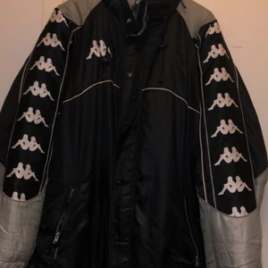Kappa jacka - Snygg vintage oversize jacka av märket kappa . Har inte sätt någon annan ha just denna model av jackan . Säljs endast vid ett bra bud . Buden höjs alltid med minst 20kr och det är alltid bud+frakt 