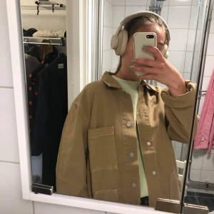 Oversize jacka Weekday - Oversize beige jacka från Weekday, sååå snygg!! Väldigt stor, så passar många storlekar!!! Ganska tjockt material, så perfekt höstjacka. FRAKT INGÅR💕💕💕💕