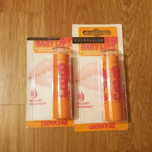 Babylips: Cherry Me - Två baby lips: Cherry Me som jag inte fått användning för. Säljer en för 15kr eller båda för 25kr exklusive frakt (11kr). Dock ingår alltid gratis frakt vid köp över 300kr. Skriv i dm vid intresse eller för frågor! 🥰