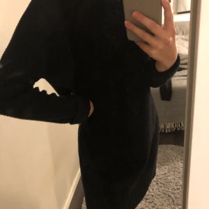 Stickad klänning - Stickad klänning från Cubus i storlek xs, jättemysig nu mot hösten och fint med ett skärp i midjan.😜