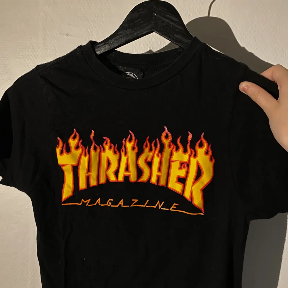 Jättefin äkta Trasher T-Shirt. Köptes på Zumiez i USA och är i nyskick. Köptes för 300kr, säljer för 100kr. Priset går att diskutera, bara att skriva till mig!☺️☺️. T-shirts.