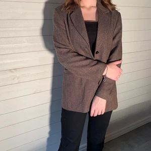 Kavaj - Storlek: 38 Färg: Brun med svarta six-sax ränder