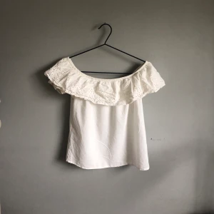 Singoalla topp - Säljer min off shoulder topp från Pieces i storlek S. Jättesöt och i princip oanvänd. Säljer toppen pga för liten för mig ⚡️⚡️⚡️