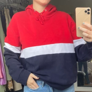Hoodie - Hoodie från lager 157. Använd ca 5-6 gånger. Är i nyskick och fortfarande skön inuti. Passar både mindre och större beroende på hur man vill att den ska sitta🦋 skriv i dm vid intresse eller frågor💗💕