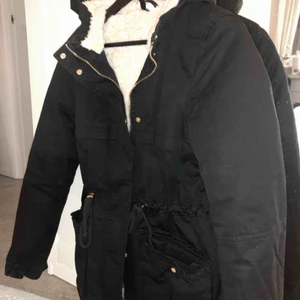  - Svart vinterjacka från H&M, köptes för nån månad sen men inte riktigt använt. Den är jättemjuk o skön! Den går även att justera i midjan.