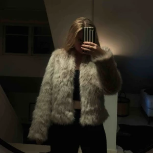  - Jag säljer denna super snygga pälsjackor! Aldrig använd💗 Kan mötas upp i Stockholm, men kan också posta! Jackan är i storlek M, det är bara att skriva till mig om du vill ha fler bilder🥰