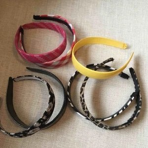  - Säljer alla mina diadem eftersom jag inte använder håraccessoarer längre! Olika tjocklekar, mönster etc! 40:-/st! Edit: rutiga, gula, blommiga & svarta såld!