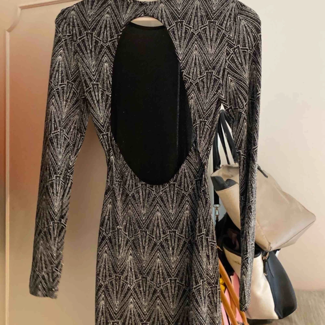 Glittrig klänning - 90